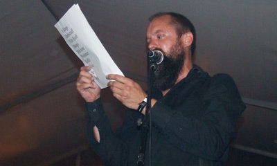 Egil Hegerberg leser vedtekter for Black Debbath i Kvinesdal. 