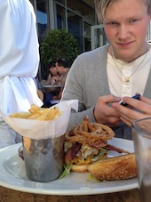 Thomas med breial burger