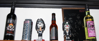 Rogers private samling med både Kiss øl og vin. 