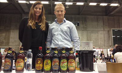 Siv Iren Klepp og Sverre Grimstad med brasiliansk øl.